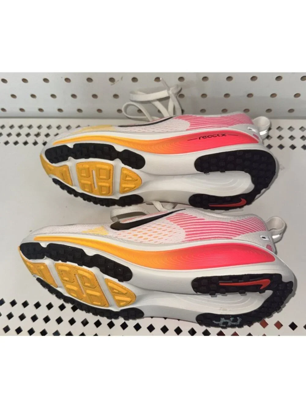 Nike Vomero 18 Sail Bright Crimson Boys Youth Athletic Running Shoes Size 1.5Y